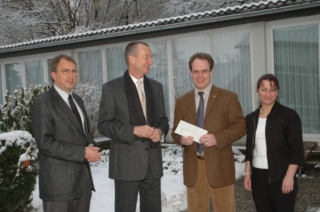 Bild von der Spendenübergabe der DaimlerChrysler AG an den Waldheim-Verein für das Projekt Sanierung Liegehalle am 14. Februar 2005